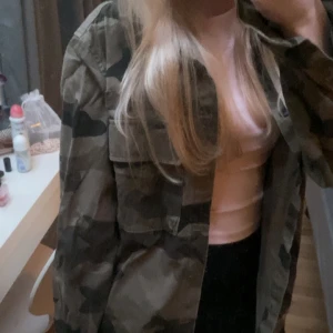 Jacka från H&M divided - Militär jacka från H&M i storlek S, lite oversized känsla. Slitningar där nere, men de skulle lika gärna kunna va en design. Bra skick och skit snygg.