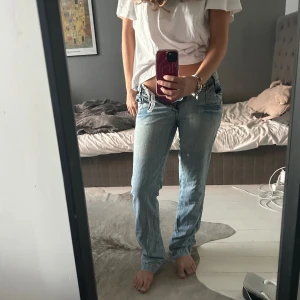 Utsvängda Jeans  - Jeans som blivit föe små för nig som brukar ha s/36/w28 i stl. De har ett smått hål vid fickan där bak