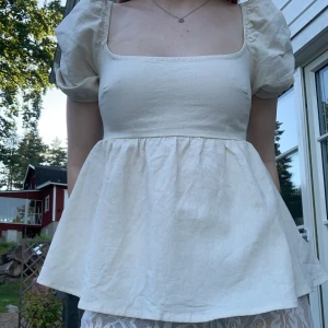 Topp - Jätte fin topp med knyte i ryggen. Verkligen perfekt till sommaren. Är en storlek S men skulle lätt kunna passa en XS och en stor M eftersom man kan själv justera banden💕💕