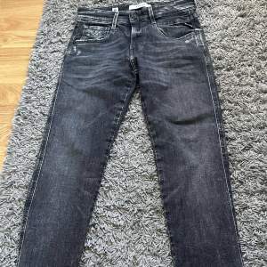 Säljer nu brosans replay jeans. Byxorna är endast testade då de var för små (i midjan) och är därmed i nyskick. Strl: 27/30. Hör av dig om frågor uppkommer, köparen står för frakten. Skriv bara om du är seriös!!