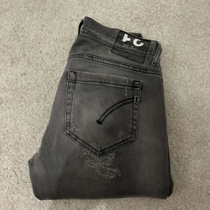 Dondup George Jeans - Säljer nu mina sjukt feta och eftertarktade dondup geroge jeans. Storlek 31. Jag på bilden är ungefär 182 och väger 68kg. Nypris~ 3500. Mitt pris: 1250. Hör av er vid frågor eller funderingar.