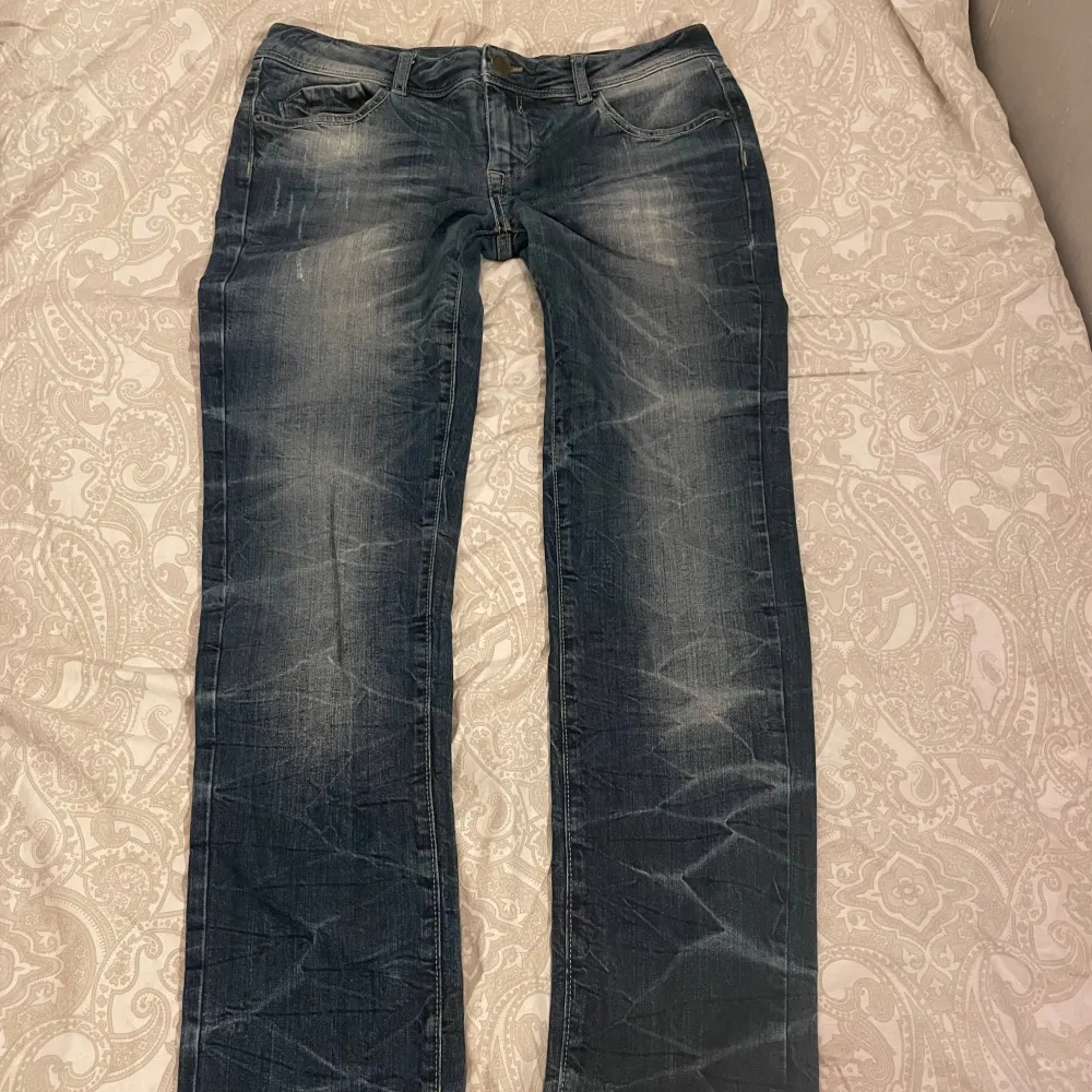 Skitsnygga lågmidjade jeans köpta secondhand 😍✨ De var tyvärr för små för mig så därför säljer jag dem 😕 skulle säga att de är i XS-S. Midjemåttet är 41 cm och innerbenslängden är 78cm💕. Jeans & Byxor.