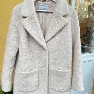 Beige kappa från ICHI. - 🌟Loose fit. 🌟Inköpspris: 999kr. 🌟Beige/rosa.