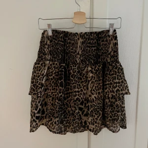 Volangkjol  - Leopard mönstrad Volangkjol storlek S💓