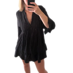 Zara klänning - Superfin broderad klänning, använd väldigt lite. 