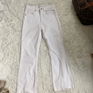Vita jeans  - Fina jeans från zara som har blivit för små.