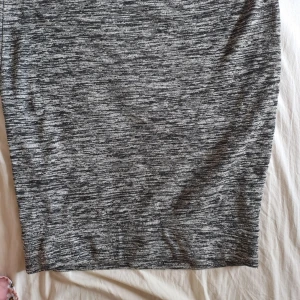 Grå Melerad Pennkjol - En jättefint grå Melerad pennkjol säljes. Ca knälång! 