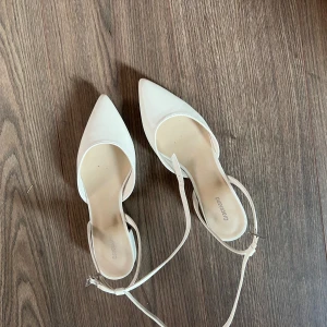 Spets klackskor  - Aldrig andvända spetsiga klackskor från deichmann med låg klack och ankel snörning i färgen vit stl 38