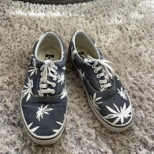 VANS - Ett par vans i strl 45 men. Palm blads mönster på🌴