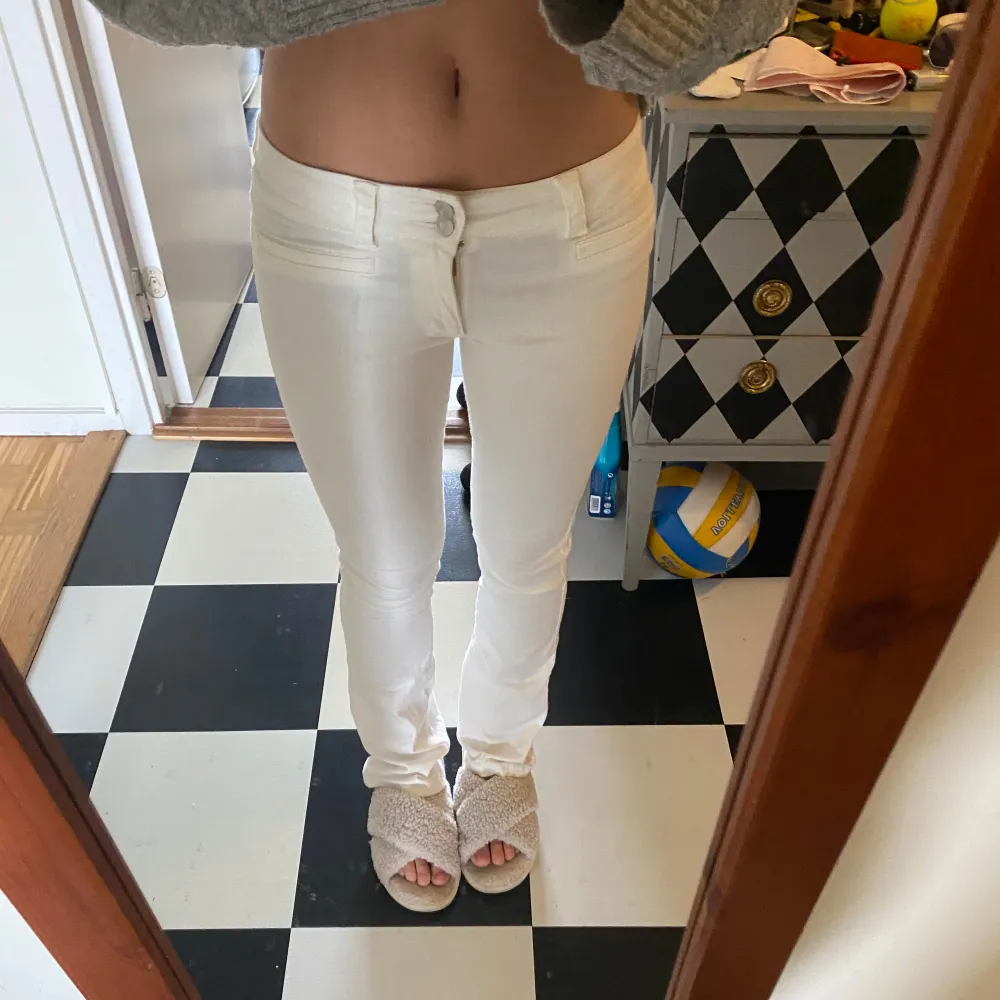 jättesnygga lågmidjade jeans från h&m barnavdelning. Stl 164 men passar mig som brukar ha xs 💗💗säljer pga att de inte används. skriv vid frågor💕. Jeans & Byxor.