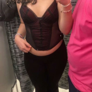 Korsett - jättefint linne/korsett som tyvärr inte kommit till användning, man knäpper den som en bh längst bak fast med fler spännen(kan skicka bild ifall de önskas) pris kan diskuteras 🫶🏻