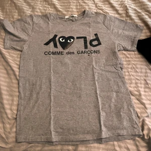 Cdg tshirt  - Säljer min cdg tshirt då den ej kommer till användning, storlek medium Nypris 900 Har 2 till så dem kan samfraktas 