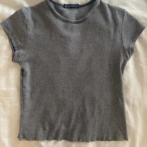 Brandy t-shirt  - Brandy Melville T-shirt. Jätteskönt mjukt material och sitter lite cropped perfekt till jeans!