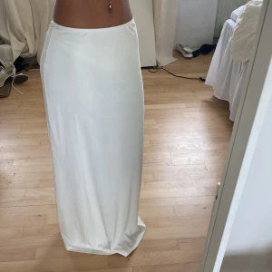 Maxikjol - Säljer denna vita maxikjol från Gina. Jätte fin för somriga dagar och andra eventer. Lite genomskinlig så det är bäst att ha ljusa trosor. Bra skick, använt en gång, är 168 lång. 🩷