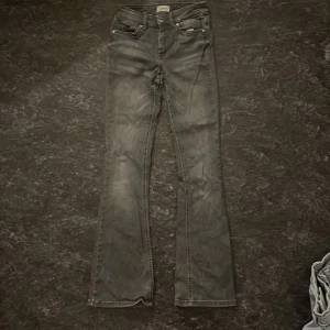Gråa flare jeans🩶 - Gråa flare jeans ifrån Only🩶 Lite sönder på fickorna. Det var sydda lågmidjat och sedan sydda tillbaka som man ser på sista bilden men det märks inte!🩶