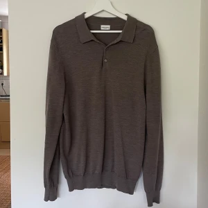 John Henric Kragtröja - John Henric Rugbytröja/Kragtröja i merinoull🍸| Mycket fint skick | Storlek: M, passar även S | Pris: 399kr | Hör av dig vid frågor eller för fler bilder⭐️