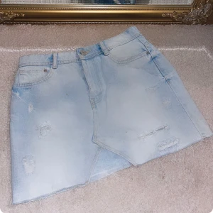 Jeanskjol - Kort jeanskjol i fint skick från Trafaluc i stl S🤍