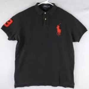 Polo Ralph Lauren pike stor logga  - Den är i 10/10 skick o använd den har stor logga som är röd och nummer 3 som är röd höger axel jag kan köra meet up om ni bor i Stockholm och jag kan ta byten också 