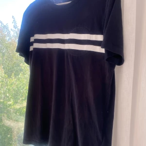 Moncler t-shirt  - Moncler t-shirt herr storlek S i svart. Använd en gång. 