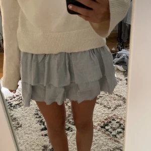 Jättefin volang kjol från zara💓💓 - Säljer denna jättegulliga volang kjolen från zara, aldrig använd med prislapp kvar. Den är i storlek 164 men skulle säga att den passar nån med strl xs-s då den är stretchig 💞