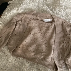 Glittrig bolero - Jättefin glittrig guldfärgad bolero, använd 1 gång och köpt på Sellpy