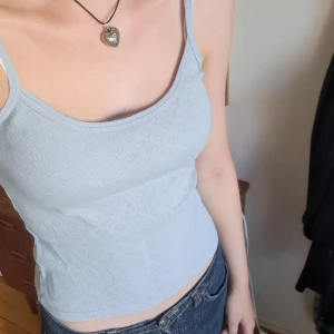 Brandy melville linne  - Sött linne från brandy med hjärtan på. Sparsamt använd och fint skick🫶🫶