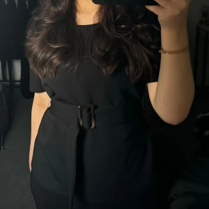 Kortärmad tröja med bälte - Använd ett fåtal gånger. Jättefint skick. Liten i modellen. Hör av er om ni har några frågor eller vill se fler bilder.