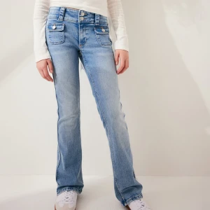 Lowwaist bootcut H&M - Lowwaist bootcut jeans från H&M med fickor fram och dubbla knappar, oanvända med inga defekter🩷 originalpris 329 säljer för 110 (pris kan diskuteras)