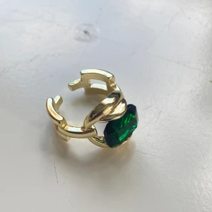 Guldpläterad ring  - Vacker statement ring i sterling silver med guldplätering  Stämplad Grön stor sten i glas Justerbar och superfint skick 