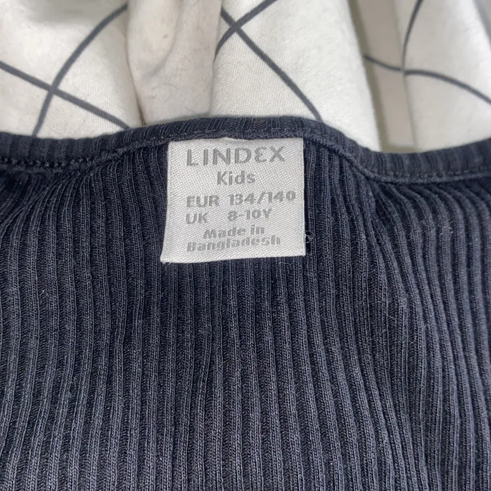 Jag säljer en svart volang t-shirt/tröja ifrån Lindex. Den är i storlek 134/140 men passar en om man har större storlek. Den är ungefär 3 år gammal men är ändå i ett bra skick.. T-shirts.