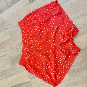 Prickiga shorts  - Som nya och väldigt fint skick! Har fickor! Viskos