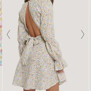 Sommarklänning  - En klänning i fina färger från Nakd. Använd en gång, fint skick!💞 Nypris: 649 kr