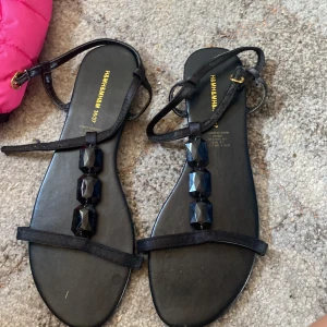 Sandaler - Super fina hel svarta sandaler med lite diamanter fram kan inte ha längre o använda 1-2 gången 