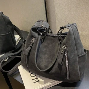 Väska  - populära väskan!Perfekt storlek men säljs pågrund av fullt i garderoben🙈