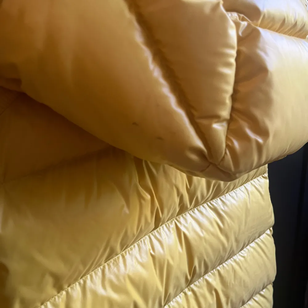 Moncler Väst med luva i storlek 3 passar M. Fint skick men har något litet märke. . Takit.