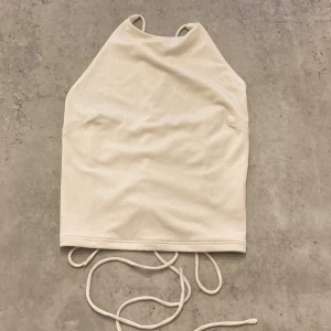 Topp med snörning i ryggen  - Lite nopprig men de kan man ta bort!  Fint skick annars 