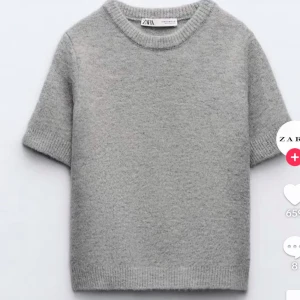 Stickad tröja - Säljer nu min grå stickad tröja från zara pågrund av att den inte kommer till användning! Andvänd fåtal gånger och alltid handtvättad hör av er om ni har frågor!🤍🤍