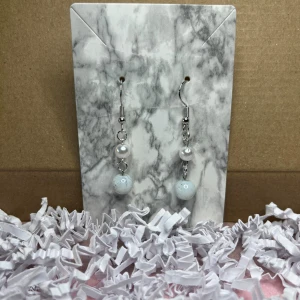 Silver och vit örhänge  - Silver och vit örhänge som är lite längre, är nickelfri. För mer bilder och information, skriv till mig.