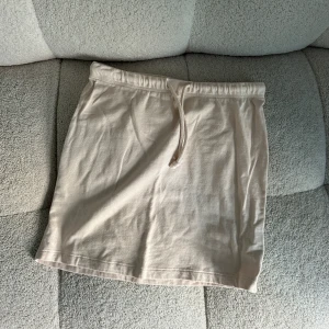 Beige kortkjol med knytband - kjol ifrån Zara, super fin och i perfekt skick!