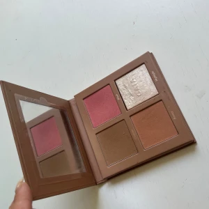 Caia sassy palette - Mkt kvar. Plast kvar på spegeln.