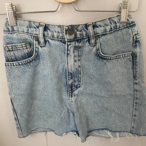  Jeans shorts  - Säljer mina jeans shorts då jag inte använt dom så mycket. Dom är i fint skick för att vara lite använda. 