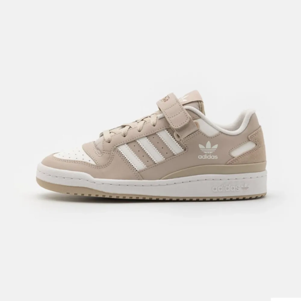 säljer mina adidas forum low i färgen beige. de har använts en hel del, fortfarande i fint skick, men har nu blivit för små. de är ganska stora i storlek så passar nog en 39! egna bilder går att lösa😇🩷. Skor.