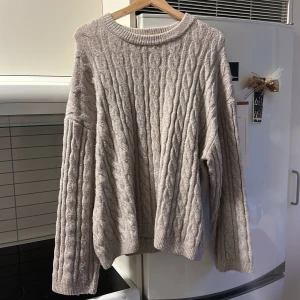 Mysig stickad tröja - Säljer den här gråbeige stickade tröjan. Den är i storlek S men är oversize så funkar för flera storlekar. Ser mer grå ut på bild men den är gråbeige. 