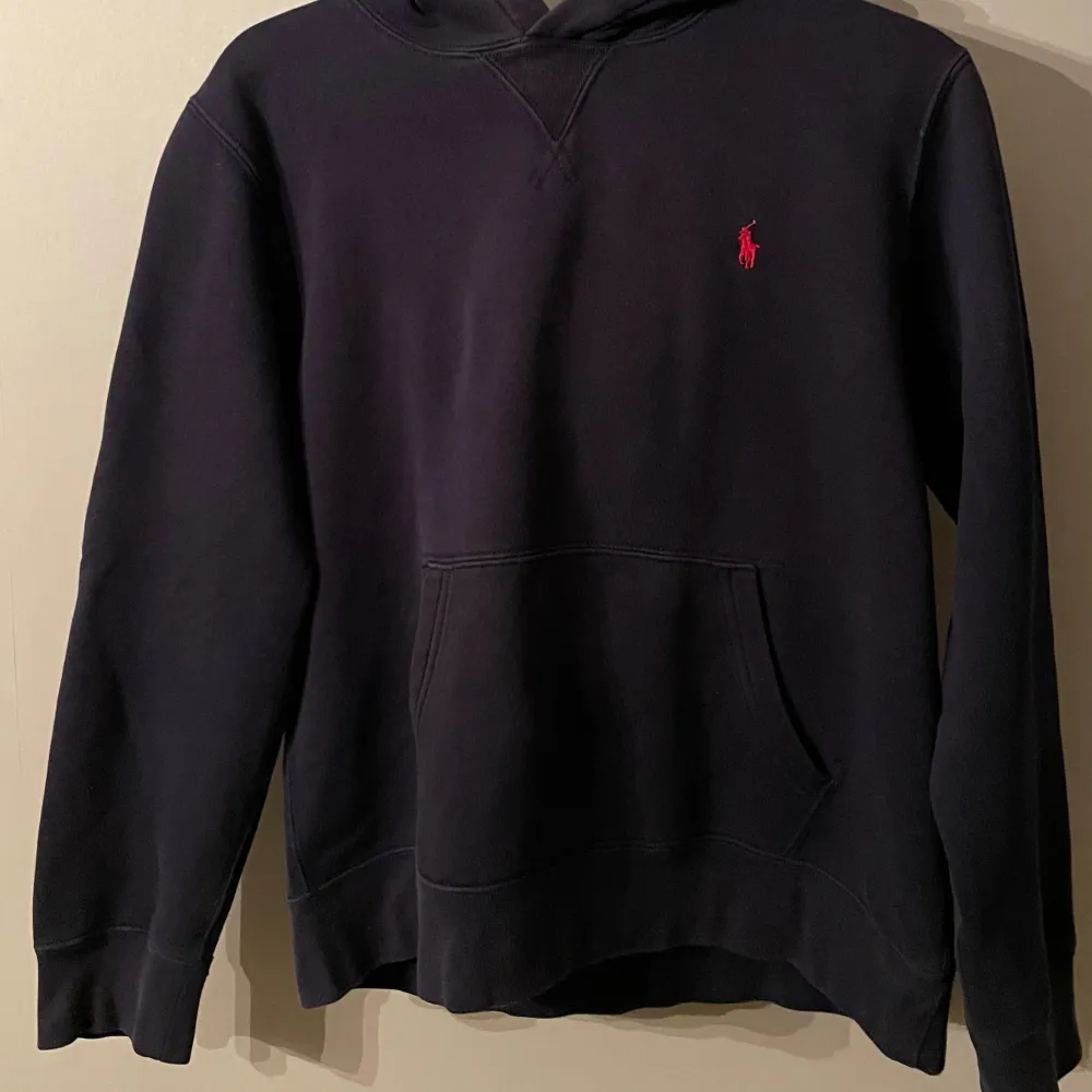 Hej säljer min Ralph lauren hoodie. Mycket bra skick inte haft så mycket p.g.a att den blev för liten . Hoodies.