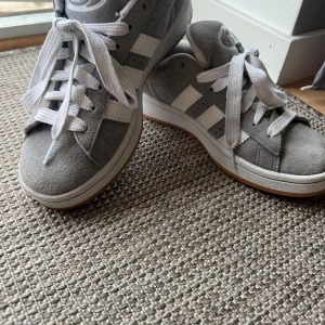 Adidas Campus  - Storlek 37,5 inga fula slitage. De är i bra skick. Hör av er för fler frågor!!💕
