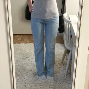 Bootcut/flare jeans - Jeans som jag har klippt av så de ska passa mig i längden (160cm). Skulle säga att de är midwaist! Modellen ”full length flare” från gina💞