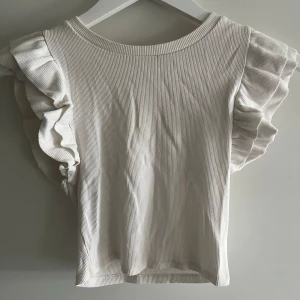 Vit topp - Köpt för några år sedan, använd en del💗