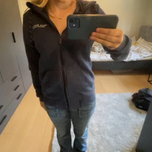 Zip-up hoodie - Bra skick förutom att den är väldigt nopprig på insidan men inget som jag själv tycker stör när man har på sig den🤗