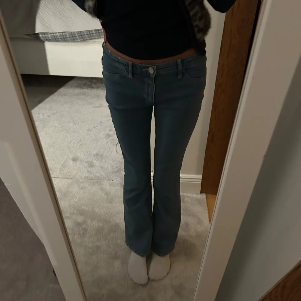 Snygga lågmidjade jeans från HM, finns ej att köpa längre💗 strl: 158 på barn, men passar bra på mig i längden som är 163. 🌸 aldrig använda . Jeans & Byxor.