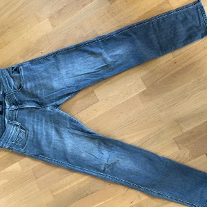 Replay Anbass - Säljer ett par snygga och sköna replay anbass i färgen grå! Jeansen är i bra skick! Storlek: 32/32 Modell: replay anbass